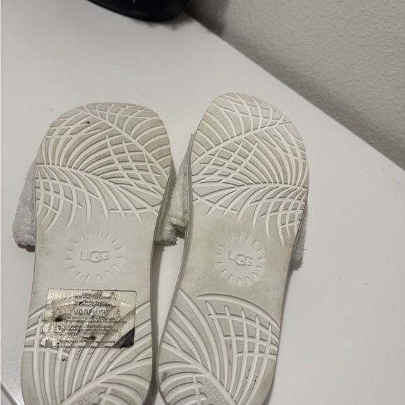 UGG Cream Slippers - Picture 6 of 7